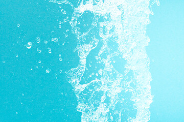 公園の噴水の水のアップと青い紙の背景 爽やかで涼しいイメージ