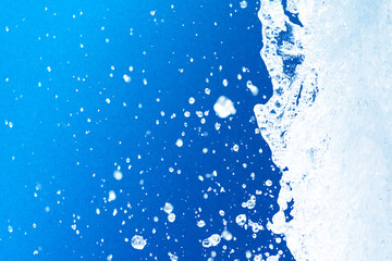 公園の噴水の水のアップと青い紙の背景 爽やかで涼しいイメージ