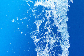 公園の噴水の水のアップと青い紙の背景 爽やかで涼しいイメージ