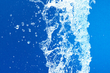 公園の噴水の水のアップと青い紙の背景 爽やかで涼しいイメージ