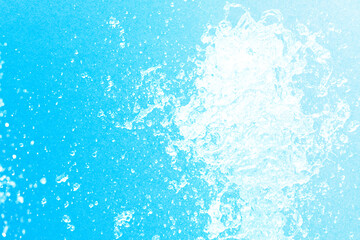 公園の噴水の水のアップと青い紙の背景 爽やかで涼しいイメージ