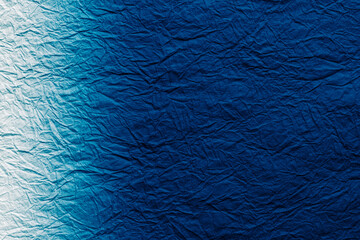 しわの入った和紙 白と濃い青のグラデーション