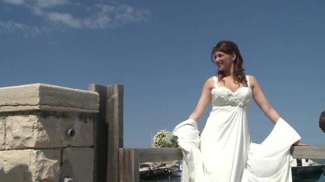 giovane sposa si fa fotografare il giorno del suo matrimonio nel porto della citt&agrave; vecchia di Giovinazzo, in provincia di Bari, in Puglia
