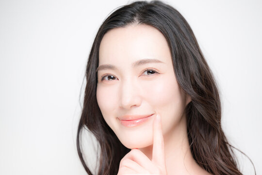 口元や唇、リップの美しいクローズアップ　スキンケアのエステや美容のイメージカメラ目線