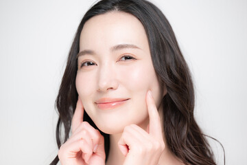Fototapeta premium 頬やほっぺの保湿や潤い、美しいクローズアップ スキンケアのエステや美容のイメージカメラ目線