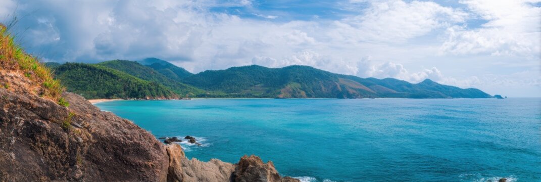山と海の景色を望む美しい海岸線