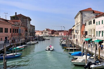 Obraz premium Canale di San Donato (San Donato Canal) viewed from Ponte San Donato (San Donato Bridge) in Murano, Italy