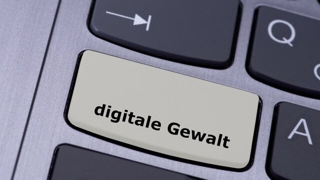 Ein Computer und eine Taste Digitale Gewalt