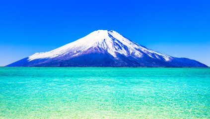 グアム島タモン湾の美しいサンゴ礁の海 © san724