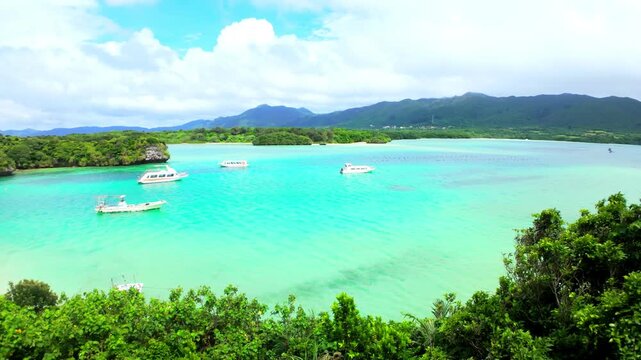 石垣島の川平湾に広がるエメラルドブルーの海とボートの風景