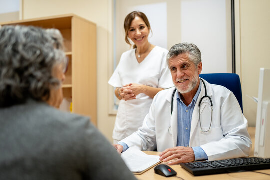 Doctors consulting with patient in hospital setting