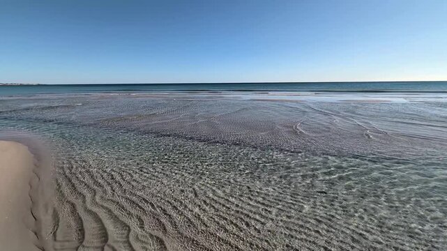 Acque cristalline e secche sabbiose a Marina di Lizzano, Taranto, Puglia, italia