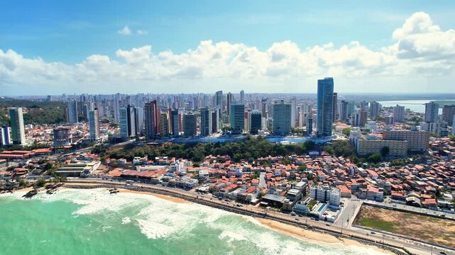 Litoral da Cidade de Natal no estado do Tio Grande do norte visto de cima com drone 4k