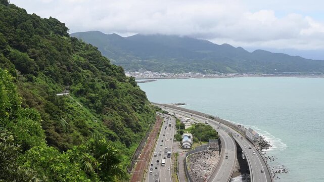 日本の交通インフラの大動脈（薩埵峠付近の俯瞰）