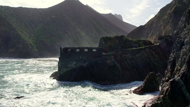 Flug entlang des Castillo del Mar auf La Gomera am Strand von Vallehermoso