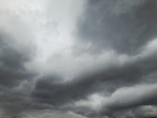 Obraz premium Dramatic dark storm clouds filling the sky before heavy rain