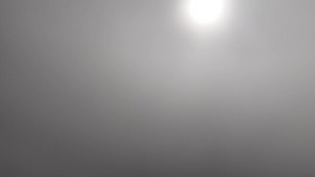 vues drone travers&eacute;e verticale de nuages.