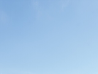 Obraz premium Soft blue sky gradient with smooth natural lighting and no clouds. Clean minimal background ideal for copy space, modern design, websites, presentations and abstract visuals.