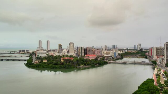 Centro da Cidade do Recife em um dia de chuva no estado de Pernambuco visto de cima com drone 4k