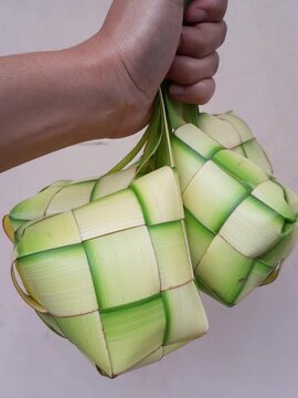 A small rice cake boiled in a pouch of woven palm leaves, originating in Indonesia. (Ketupat)