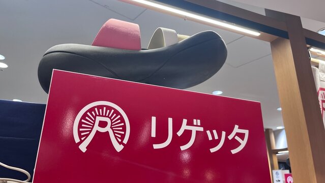 Urth Caffe with a display of a Regetta Clog shoe above a red Regetta brand promotional sign - Osaka, Japan, November 9, 2025