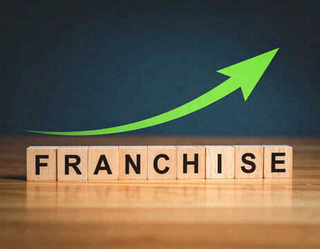 Holzklötze bilden das Wort "Franchise", mit einem steigenden grünen Pfeil.