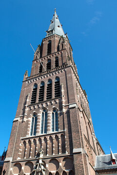 Kirchturm, Die Sint-Jacobus de Meerderekerk in Den Haag.