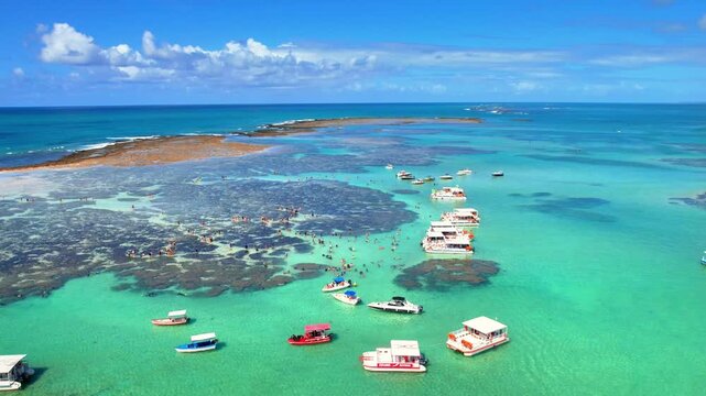 Praia de Maragogi no estado de Alagoas com seus arrecifes e piscinas naturais.