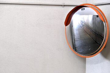 通路のカーブミラーに映る地下通路の風景　安全確認、死角の解消、新たな視点と先を見通す力を象徴するコンセプトイメージ © taka