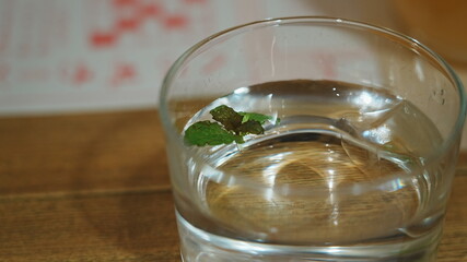 水に浮かぶミント © Koji