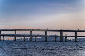 Fototapeta premium Xiamen Bridge at Twilight Over Coastal Waters
