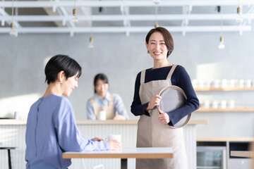 Fototapeta premium カフェ 女性スタッフ