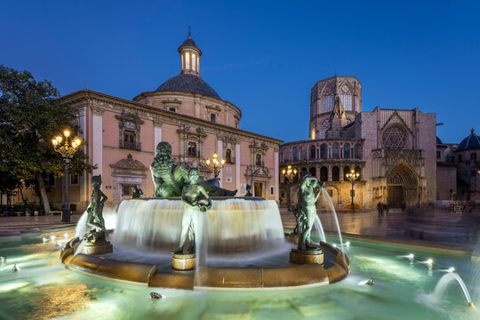 Plaza de la Virgen and the Turia fountain by night, Valencia