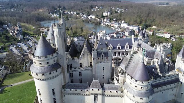 Vue a&eacute;rienne du Ch&acirc;teau de Pierrefonds, chef-d'&oelig;uvre de Viollet-le-Duc dans l'Oise, Hauts-de-France