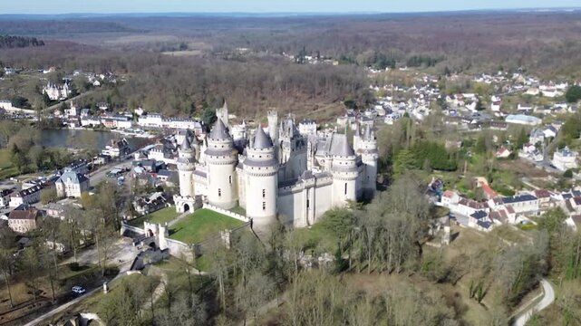 Vue a&eacute;rienne du Ch&acirc;teau de Pierrefonds, chef-d'&oelig;uvre de Viollet-le-Duc dans l'Oise, Hauts-de-France