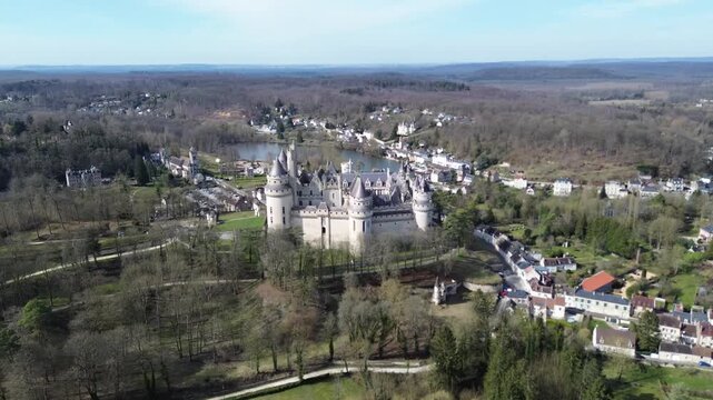 Vue a&eacute;rienne du Ch&acirc;teau de Pierrefonds, chef-d'&oelig;uvre de Viollet-le-Duc dans l'Oise, Hauts-de-France