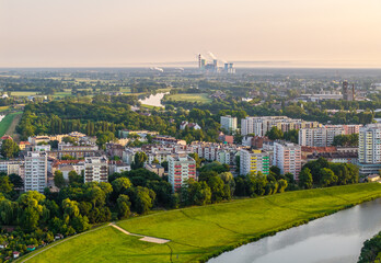 Lotniczy widok na zabytkowe centrum Opola podczas zachodu słońca. Widać Ratusz i kościół franciszkanów. Panorama miasta z Młynówką i mostami w ciepłym, złotym świetle wieczornym. © Henryk Niestrój
