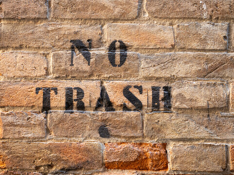Scritta &ldquo;No Trash&rdquo; su muro di mattoni &ndash; concetto di divieto rifiuti urbano