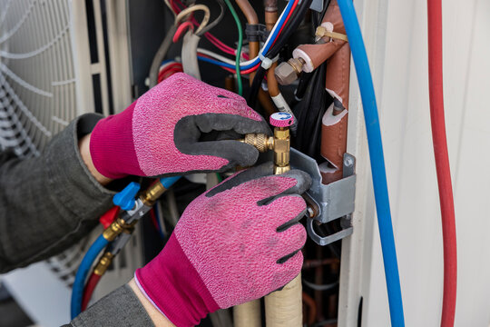エアコン室外機の修理・点検を行う電気工事士 専門的な空調設備のメンテナンスと冷媒ガス補充