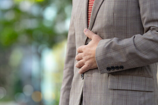 お腹を気にする男性