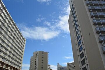 Naklejka premium 団地と青空の風景