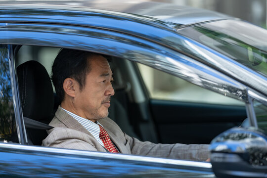 車を運転する男性