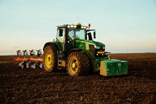 John Deere 6250R Tractor Plowing Field at Sunset &ndash; Modern Agricultural Machinery, Soil Preparation, Farmland Work and Advanced Farming Technology