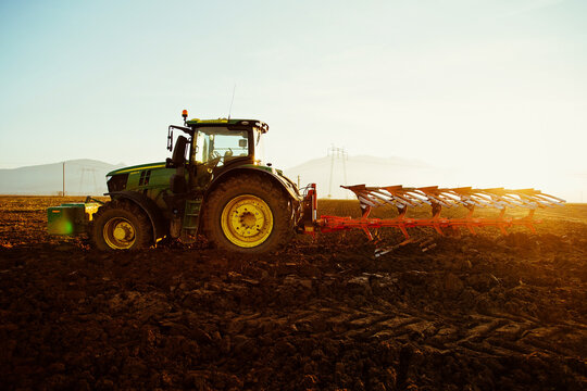 John Deere 6250R Tractor Plowing Field at Sunset &ndash; Modern Agricultural Machinery, Soil Preparation, Farmland Work and Advanced Farming Technology