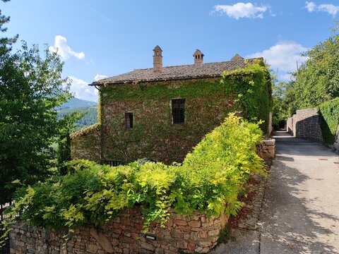 Montesanto, Umbria, Italy - September 24, 2025, perspective view of a charming farmhouse in Montesanto, a hamlet in the municipality of Sellano, province of Perugia.