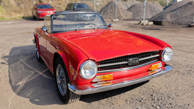 Triumph TR 6 auf einem Parkplatz an der Ahr in Mayscho&szlig;, Deutschland, 23.03.2026