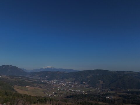 Feistritz am Wechsel, gesehen von St. Corona am Wechsel, im Hintergrund der Schneeberg, 