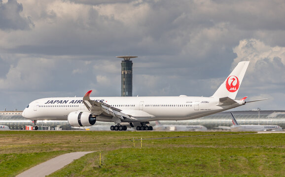 Airbus A350 de la Compagnie a&eacute;rienne Japan Airlines &agrave; l'A&eacute;roport de Paris-Charles-de-Gaulle en France