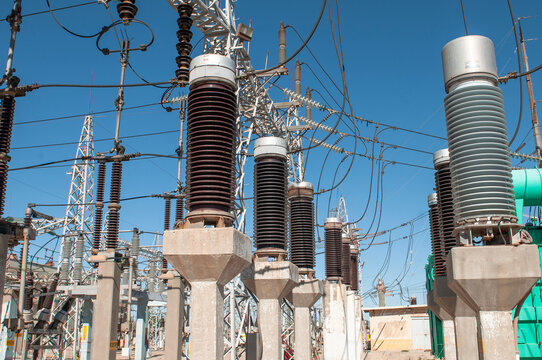 Subestacion electrica de una de las plantas de energia geotermoelectrica mas grandes y viejas del mundo, mostrando los aislamientos, transformadores de potencial y de corriente