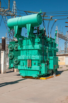 Subestacion electrica de una de las plantas de energia geotermoelectrica mas grande y vieja del mundo, transformador de potencia para lineas electricas de distribucion